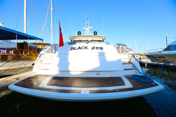 arrière du yacht black zen au port de canet en rousillion