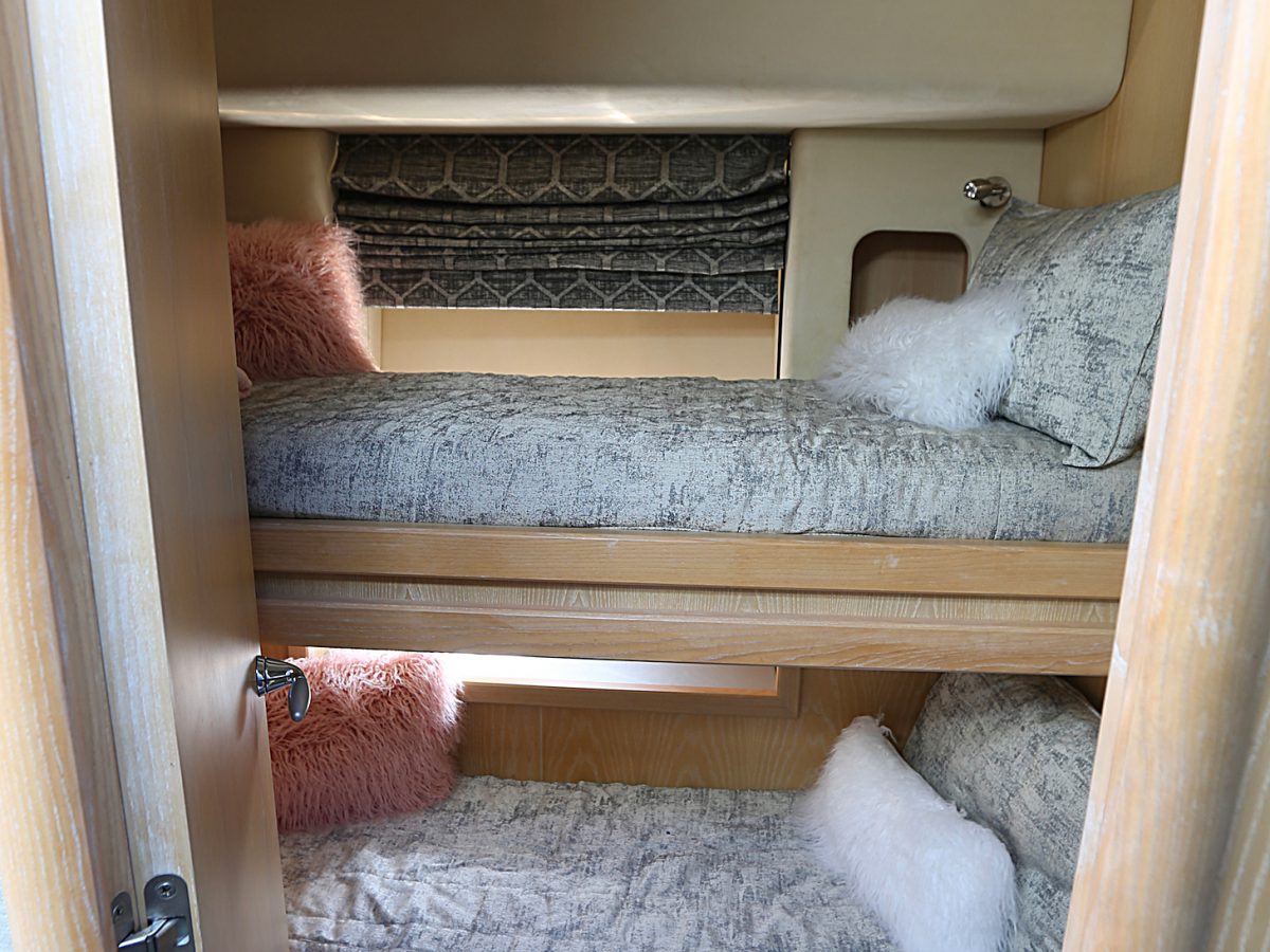 chambre avec lit superposé dans un bateau