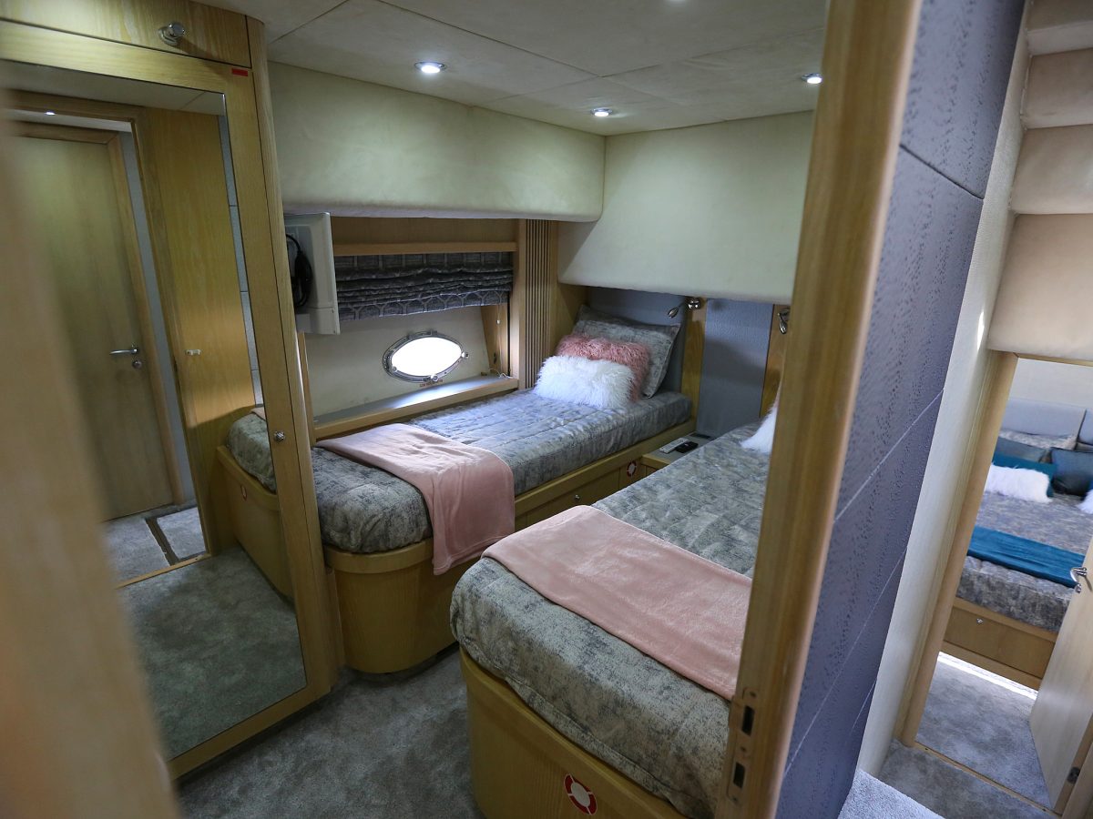 chambre avec deux lits dans un bateau
