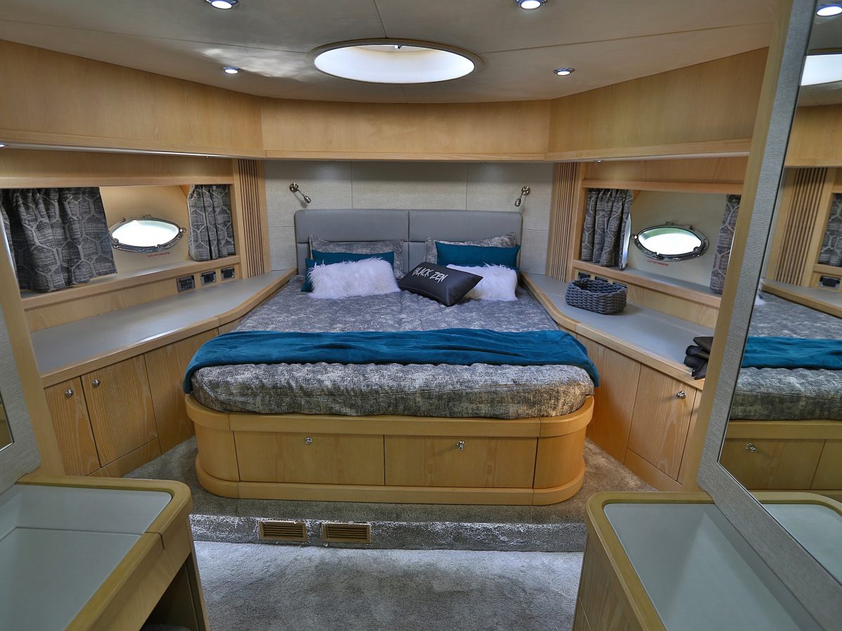 chambre vip avec lit king size dans un bateau