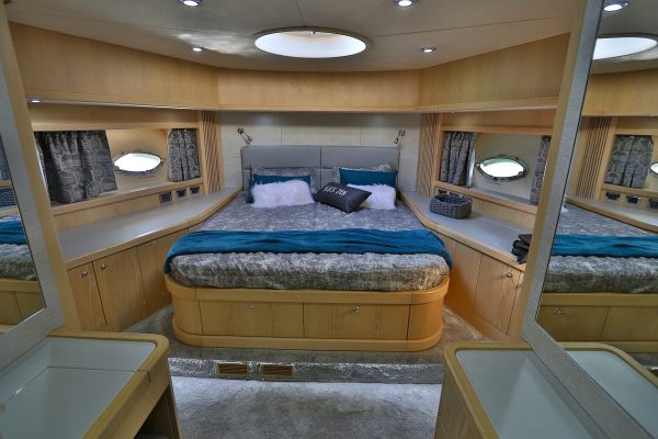 chambre vip avec lit king size dans un bateau