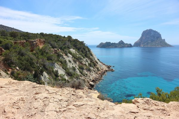 falaise de l'île d'Ibiza avec une eau turquoise