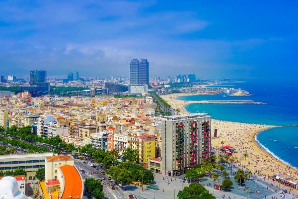 ville de barcelone avec la plage et la mer