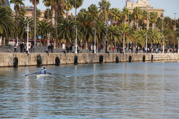 port de barcelone, avec des personnes qui se promène