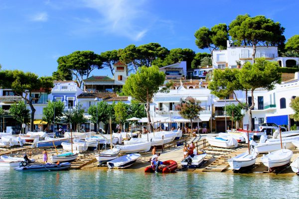 maison blanche et des bateau blanc sur une plage