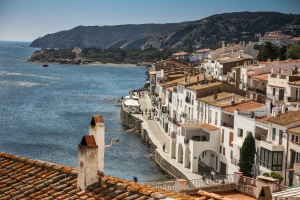 village au maison blanches en Espagne avec des falaise et la mer