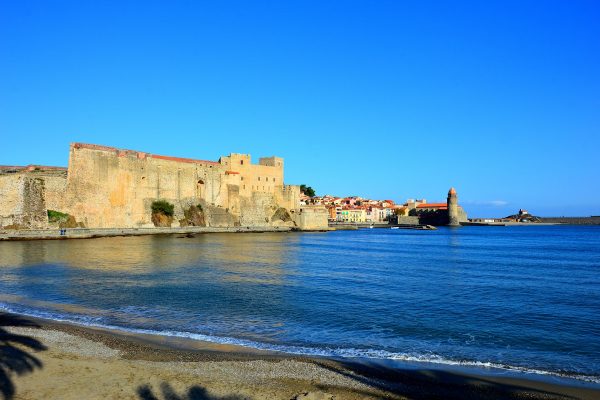 Collioure village dans le 66, en bord de plage et le sable