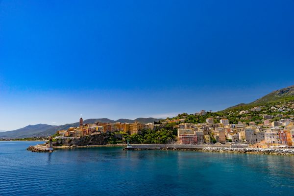 village de Corse en bord de mer avec un port pour les bateaus