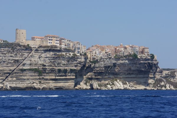 village sur une falaise en Corse et la mer