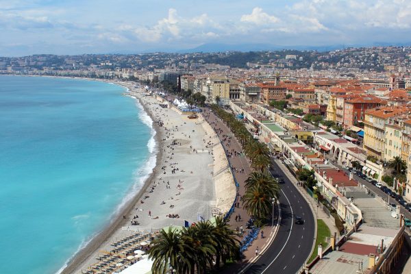 promenade des anglais, avec la plage et des habitations tout le long de la côte