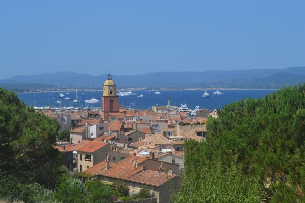 ville saint-Tropez avec la mer et des bateaux